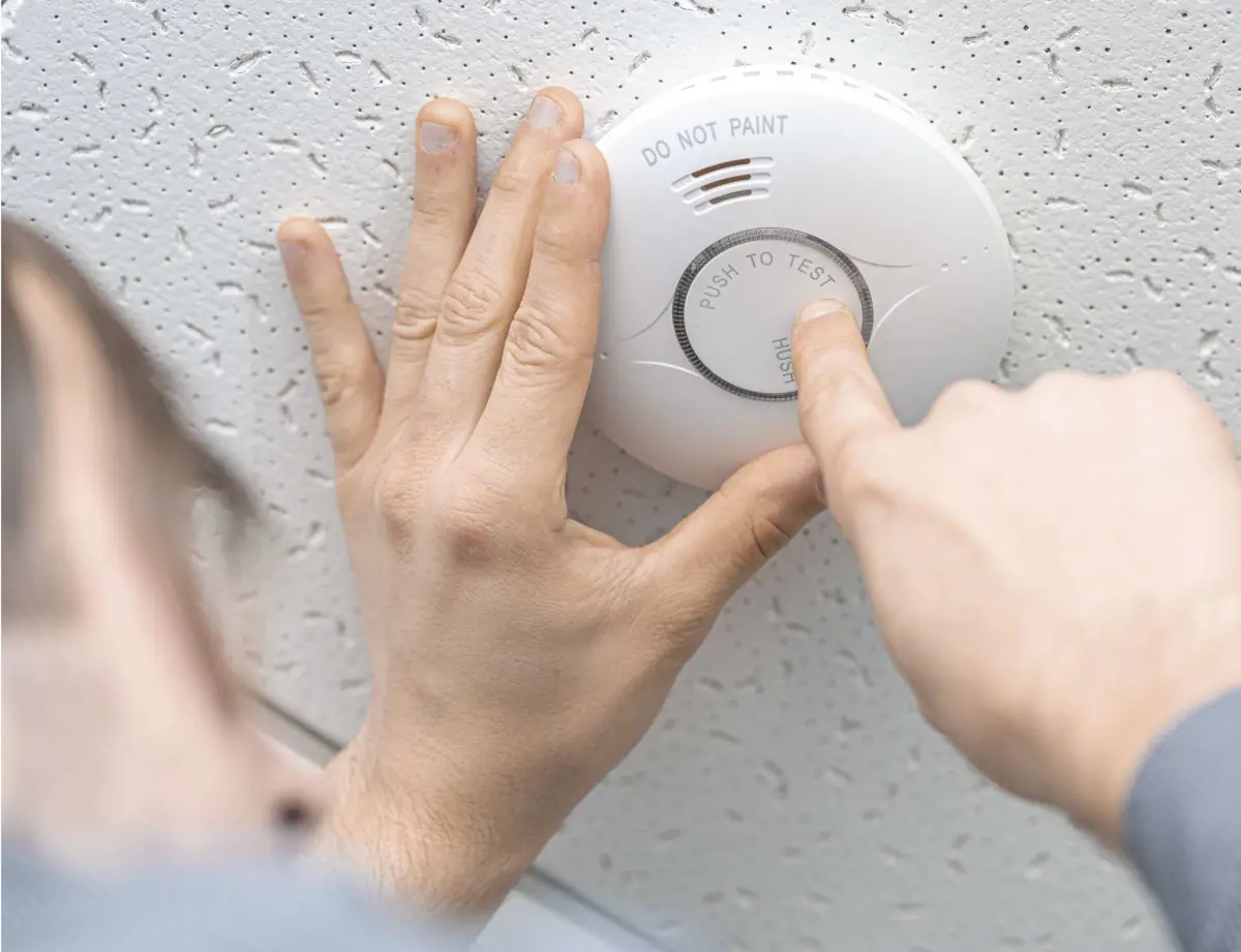 fotka se zaměřením na tlačítko test na našem detektoru