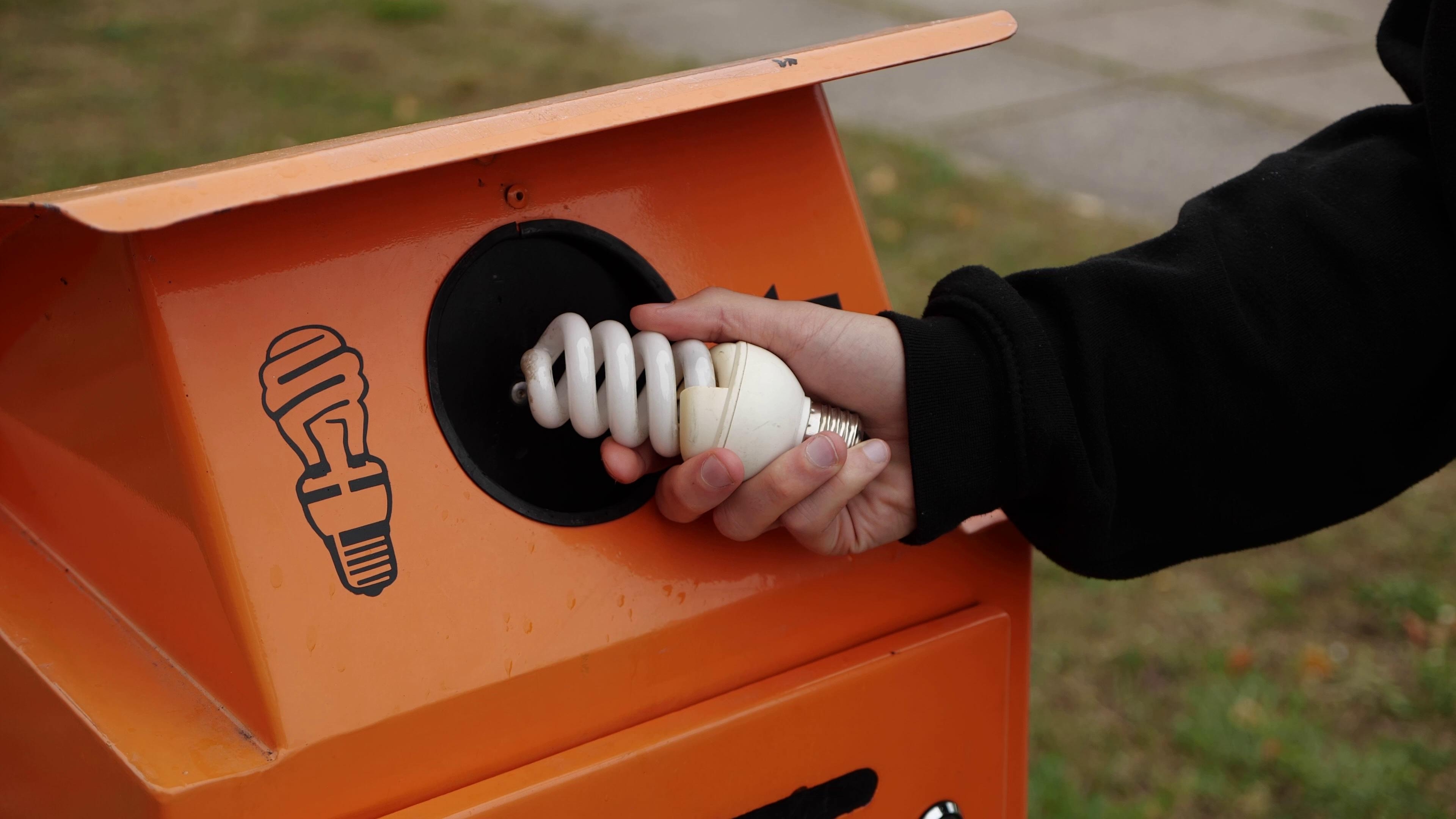 Eltört izzó a padlón