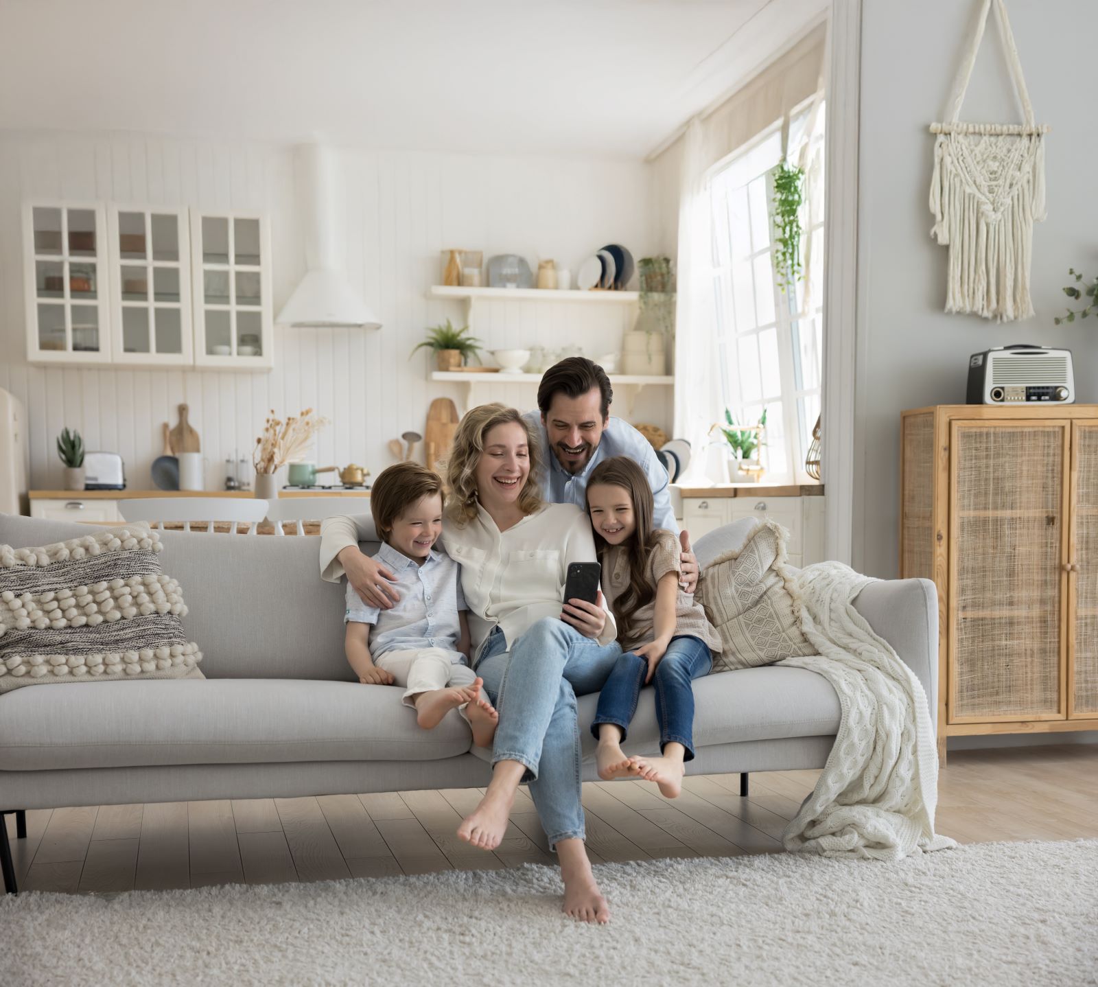 Család egy okos nappaliban